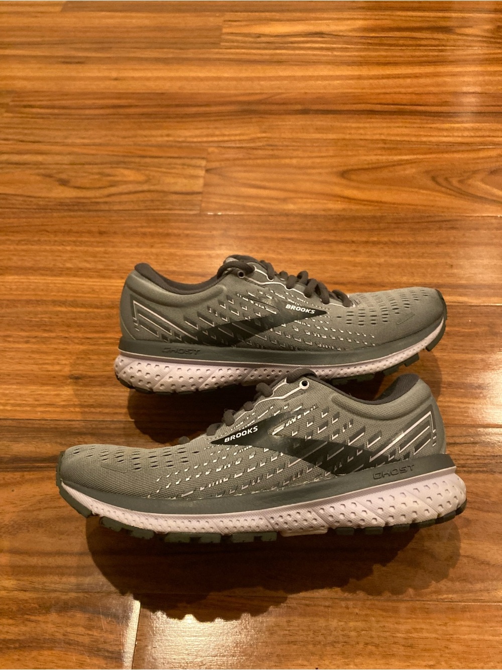 Brooks Ghost women’s Running Shoes Gray/Black/ purple US 7.5 Breathable